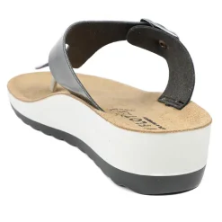 Fly Flot Toe Post Sandals - Black Patent