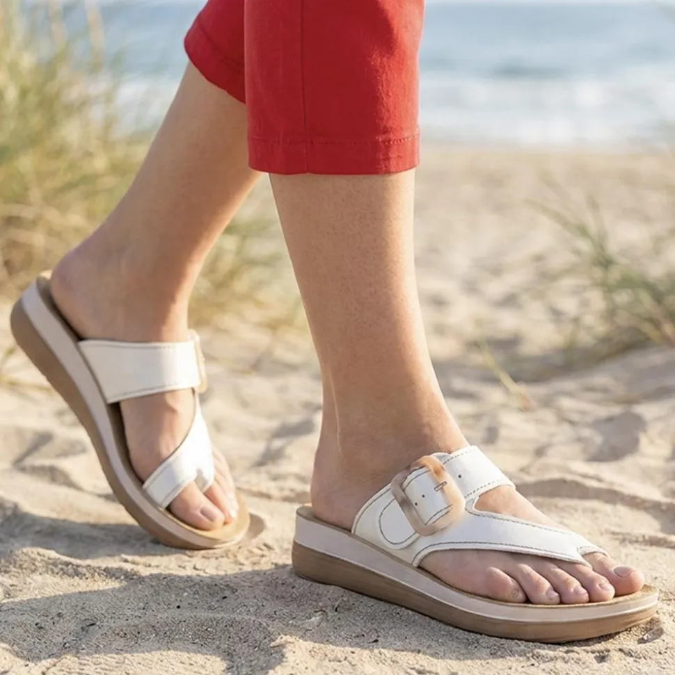 Inblu Buckle Fasten Toe Post Sandals - White
